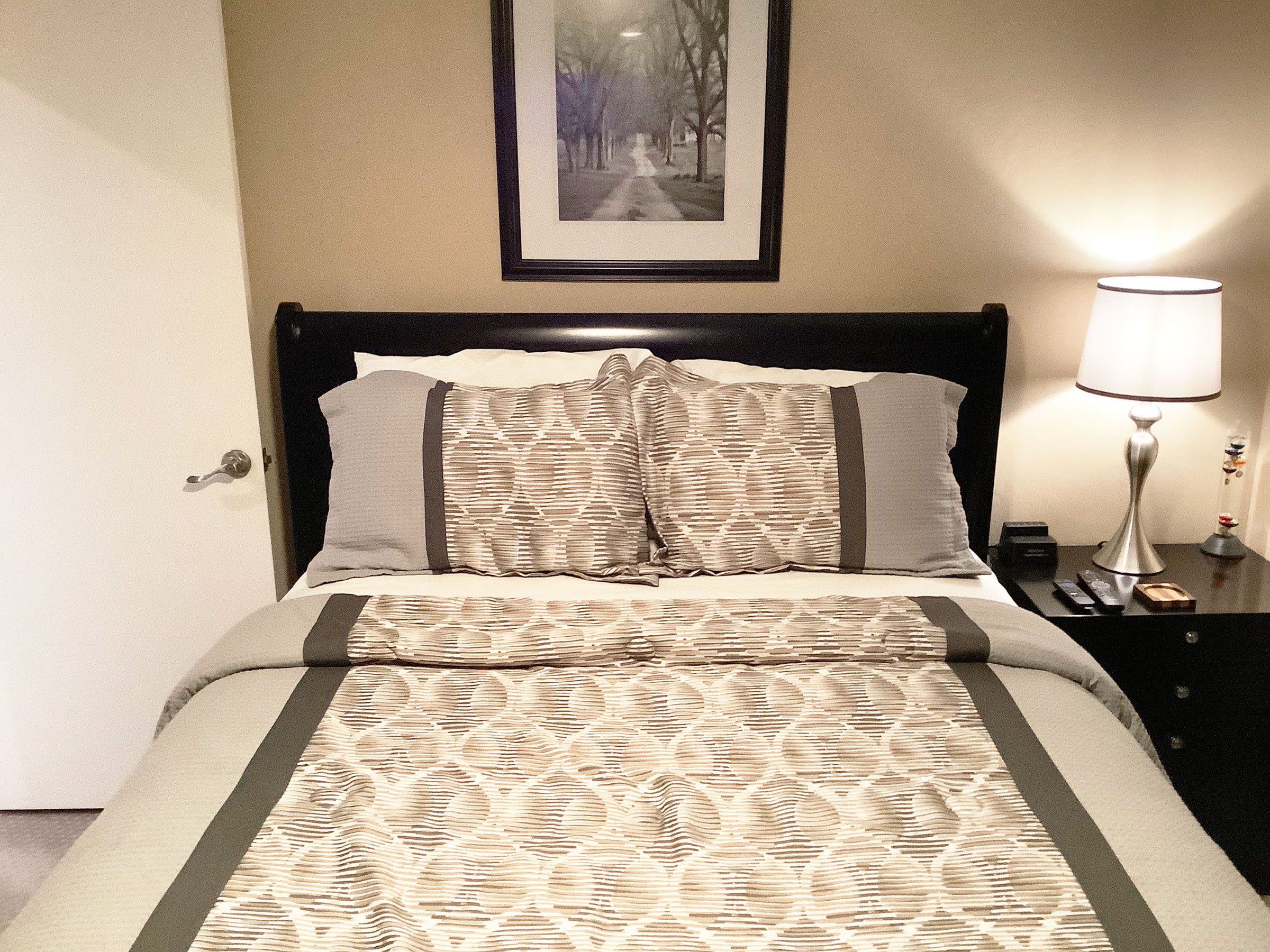 Bedroom1-Queen8